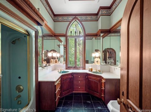 2009 Victoria Hl, Rochester MI exterior