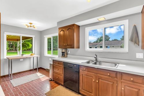 2374 Jenkinson Dr, Pittsburgh PA  15237-6620 exterior