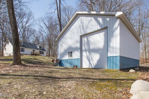 1944 Lincoln Rd, Allegan MI 49010-9435 exterior