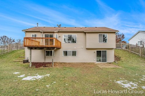 286 Riverwood Dr, Middlevle MI  49333-9075 exterior