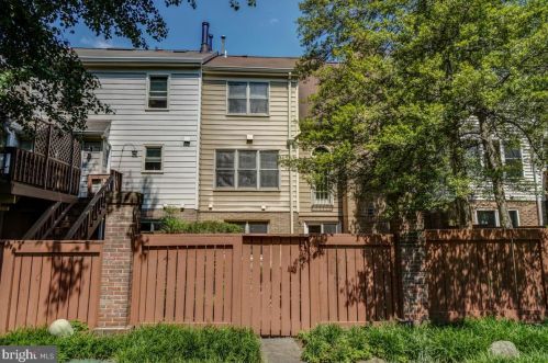 10135 Crestberry Pl, Bethesda MD 20817-1266 exterior