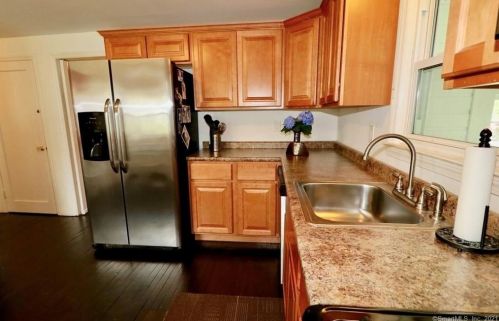 153 Bloomfield Ave, Windsor CT  06095-2819 exterior