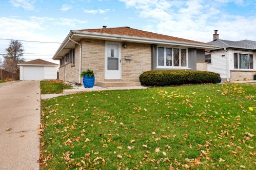 1526 Foster Ave, Milwaukee WI 53221-2823 exterior