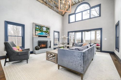 10 Woodway Ln, Wilton CT 06897-4730 exterior