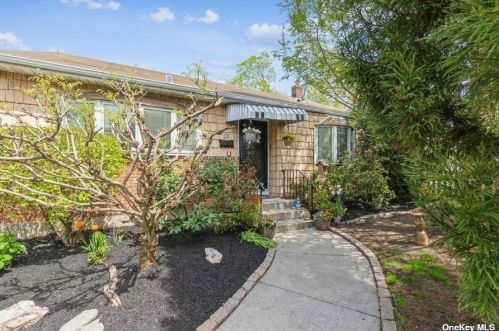 17 Cortelyou St, Huntington Station, NY 11746-3406