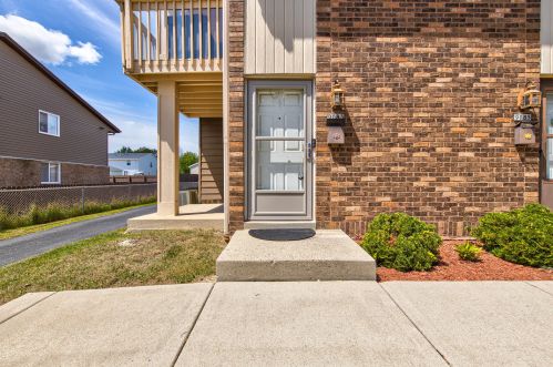 9083 85th St, Milwaukee, WI 53224-1801