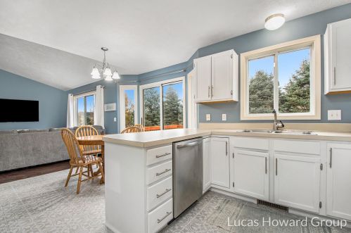 286 Riverwood Dr, Middlevle MI  49333-9075 exterior