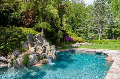 26 Day Rd, Armonk NY 10504-2408 exterior