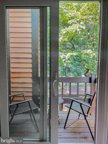 9 Riverbend Dr, New Brunswick NJ 08902-1100 exterior