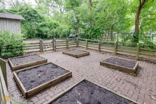 39 Branham St, Atlanta GA 30317-1228 exterior