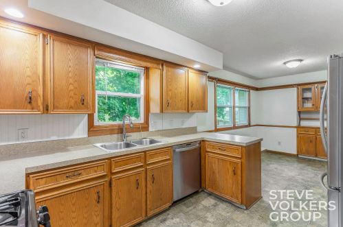 7385 Sunview Dr, Grand Rapids MI 49548-7381 exterior