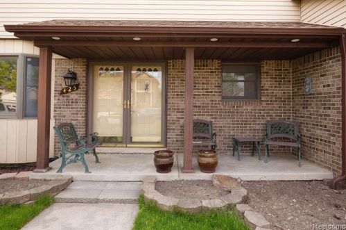 425 Rosemary St, Dearborn Heights MI  48127-3681 exterior