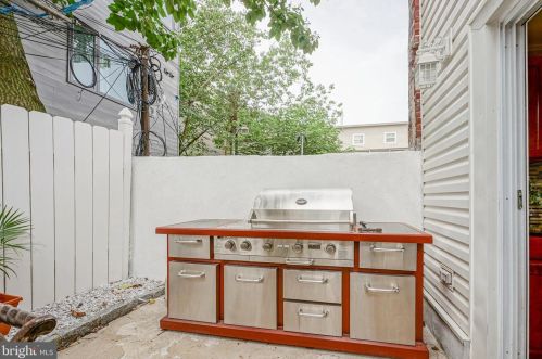 1134 Carpenter St, Philadelphia PA 19147-3608 exterior