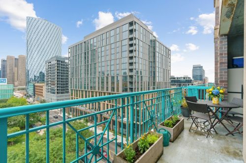 910 Madison St, Chicago IL  60607-2633 exterior