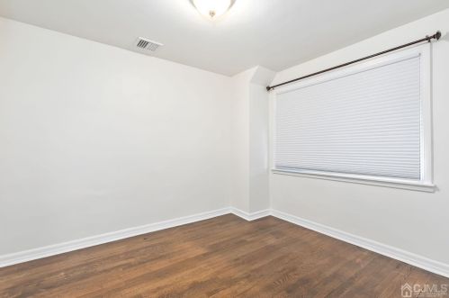 8 Roosevelt Ct, Metuchen NJ 08840-1426 exterior