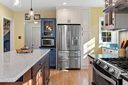 6924 Yates Rd, Milwaukee WI 53217-3948 exterior