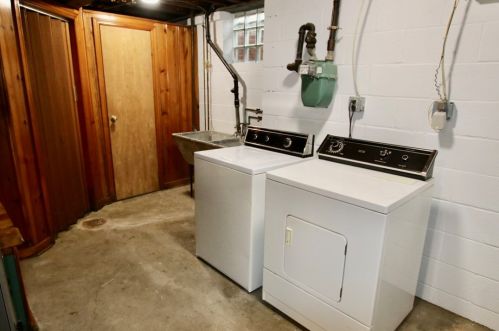 2351 Allender Ave, Pittsburgh PA 15220-3903 exterior