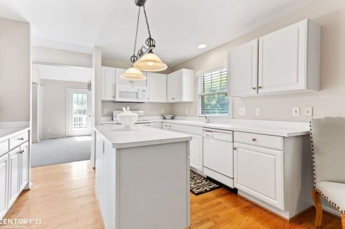 1050 Pointe Pl Blvd, Rochester MI 48307-1794 exterior