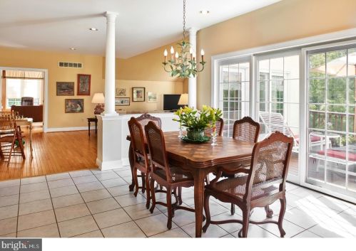 542 Newtown Rd, Berwyn PA 19312-2018 exterior