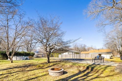 304 Autumn St, Manchester CT  06040-5556 exterior