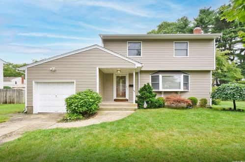 25 Earl Rd, Huntington Station, NY 11747-1313