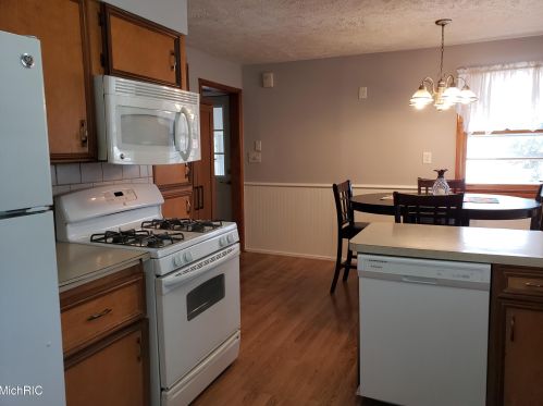 1502 Porter Rd, Meskegon MI 49441-5766 exterior