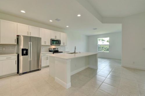 2050 Parrot St, Fort Pierce, FL 34952-6757