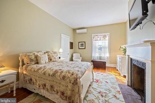 1016 Clinton St, Philadelphia PA 19107-6017 exterior