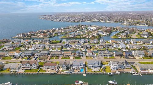 95 Midway St, Babylon NY  11702-4311 exterior