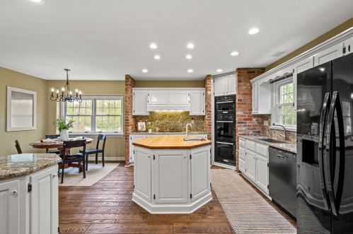 1521 Candlewood Dr, Pittsburgh PA  15241-2909 exterior