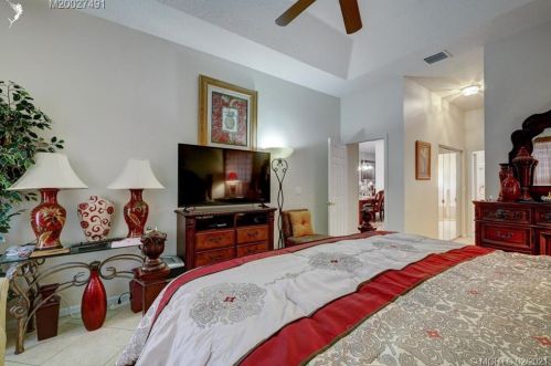 332 Shoreline Cir, Fort Pierce FL 34986-2913 exterior