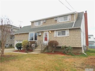 18 Marilyn Ct, Babylon NY  11704-7915 exterior