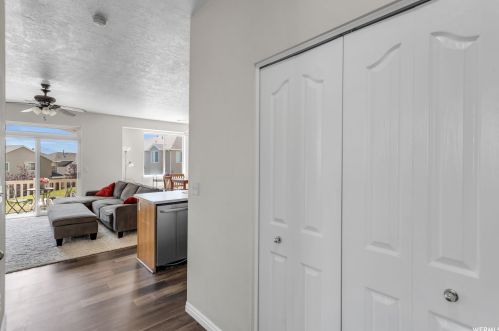 7204 Brittany Town Dr, Taylorsville UT 84084-4609 exterior