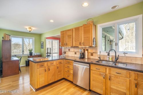 2484 Knapp St, Grand Rapids MI 49505-4417 exterior