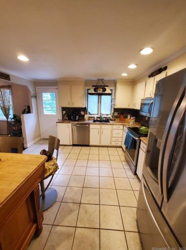 72 Harvest Ln, Windsor, CT 06095-1639