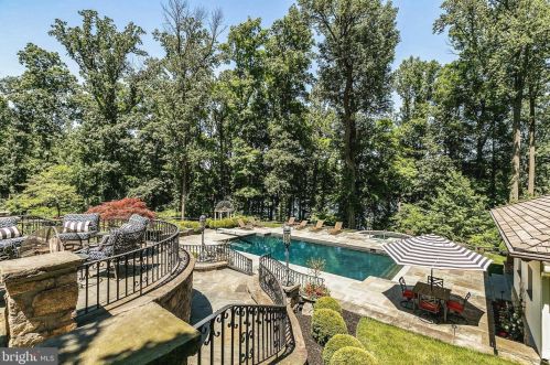 24 Lakewood Dr, Media PA 19063-1807 exterior