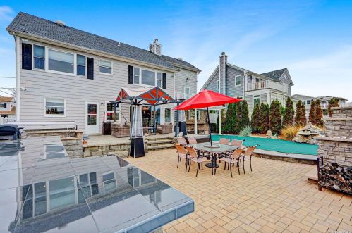 95 Midway St, Babylon NY  11702-4311 exterior