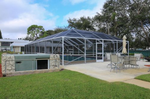 2302 Sunrise Blvd, Fort Pierce FL 34982-3550 exterior