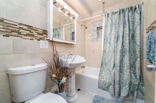 1526 Chase Ave, Chicago IL  60626-2152 exterior