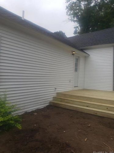 206 Maple Ave, Uncasville CT 06382-2109 exterior