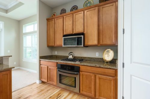 8690 Oakland Hl Cir, Kalamazoo MI 49024-5298 exterior