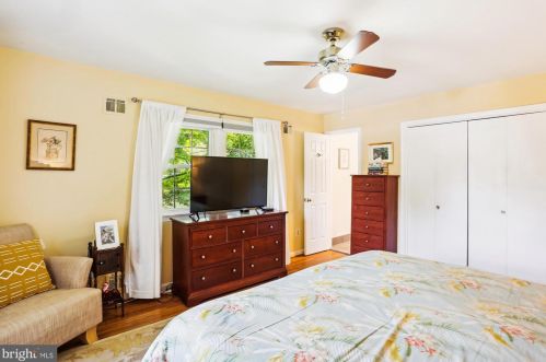 18052 Ml Crk Dr, Rockville MD 20855-1000 exterior