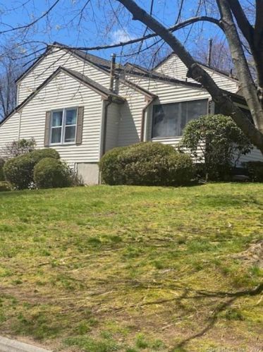 25 Oak Forest Dr, Manchester, CT 06040-1944