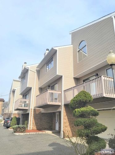 113 Roosevelt Pl, Palisades Park NJ  07650-1119 exterior