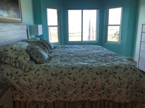 4760 San Sebastian Dr, Oxnard CA 93035-3640 exterior