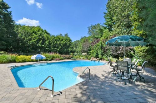 29 Kendrick Ln, Huntington Station NY 11746-7829 exterior