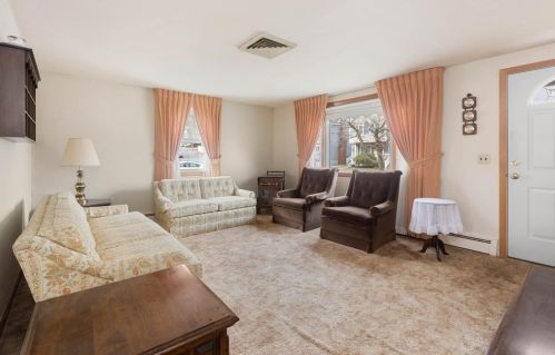 16 Dooling Cir, Peabody, MA 01960-5112