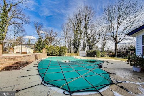 1101 Morningside Ln, Alexandria VA 22308-1042 exterior