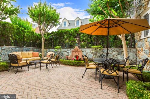 1460 Evans Farm Dr, Mc Lean VA  22101-5652 exterior