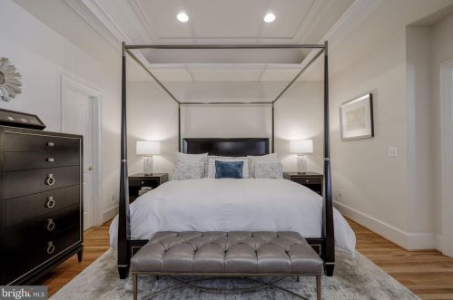 1456 Harvest Xing Dr, Mc Lean VA 22101-5651 exterior